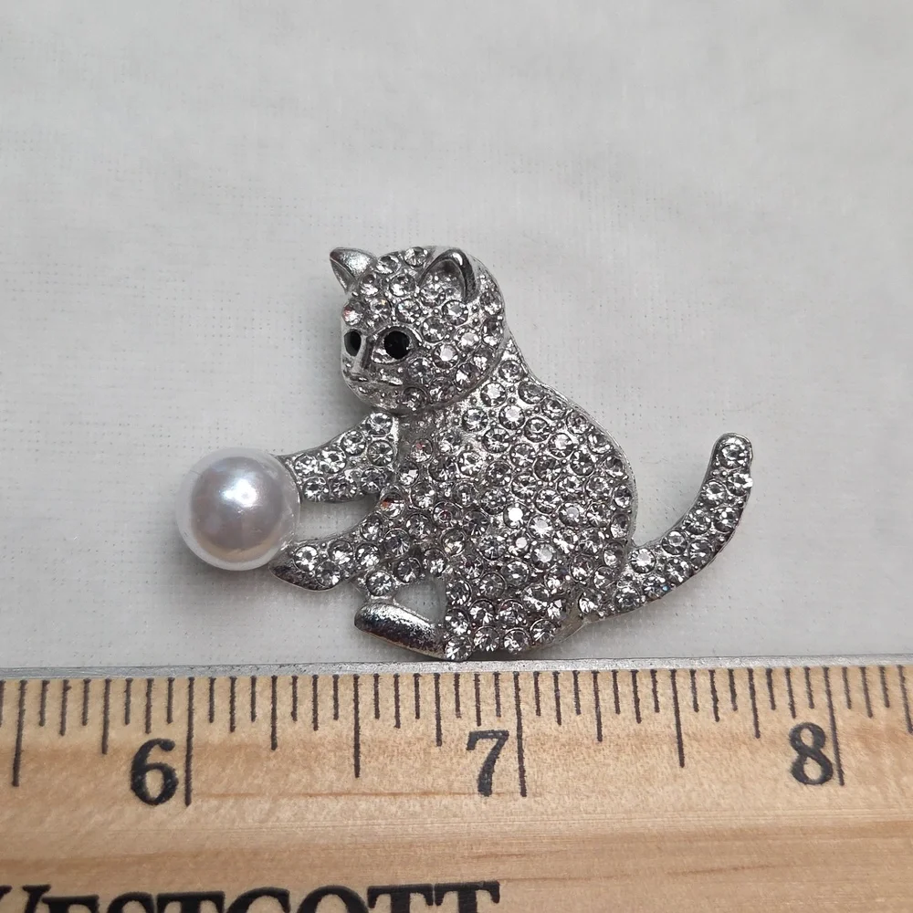 Women's Silver Cat With Ball Pearl Brooch Retro Style Pin Rhinestones Elegant